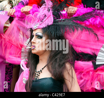 Drag Queen reveler à Birmingham, Royaume-Uni, la Gay Pride 2011 Banque D'Images