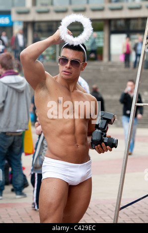 Reveler wearing white mémoires et halo à Birmingham, Royaume-Uni, la Gay Pride 2011 Banque D'Images