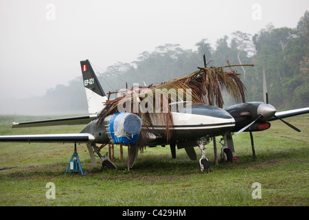 Pérou, Boca Manu, Brooken avion sur piste d'atterrissage. Banque D'Images