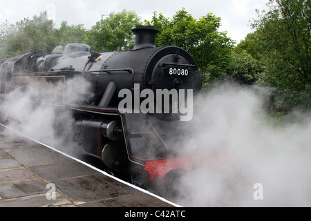 80080. 1950 BR Standard Class 4 2-6-4 le réservoir. 80080 vu à Ramsbottom avec un train de voyageurs de Bury à Rawtenstall. East Lancashire Railway Reconstitution faite à une gare ferroviaire britannique des années 40 avec les acteurs à la fin de guerre Rawtenstall, Lancashire. Banque D'Images