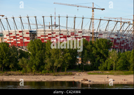 Au cours de la construction du Stade national surplombant la rivière Vistule, Varsovie, Pologne Banque D'Images