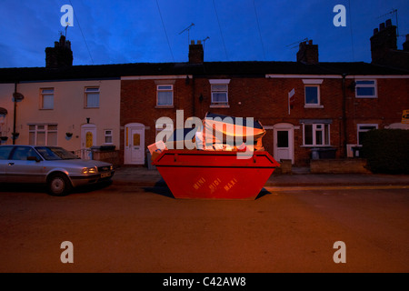 Surchargé en anglais skip to street at night Banque D'Images