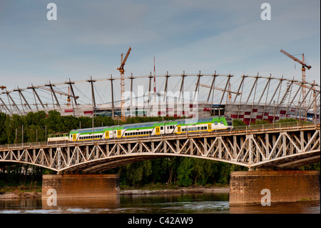 Au cours de la construction du Stade national surplombant la rivière Vistule, Varsovie, Pologne Banque D'Images