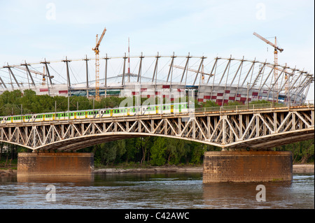 Au cours de la construction du Stade national surplombant la rivière Vistule, Varsovie, Pologne Banque D'Images