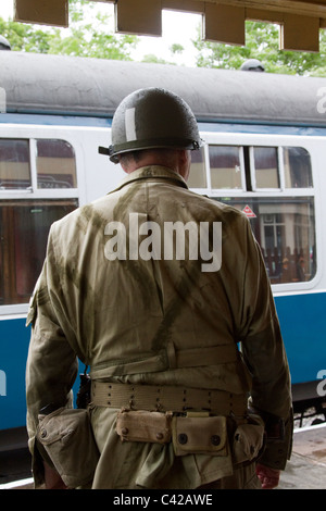 Garde des chemins de fer de la seconde Guerre mondiale, seconde Guerre mondiale, seconde Guerre mondiale, seconde Guerre mondiale, seconde Guerre mondiale ; reconstitution américaine à une gare ferroviaire britannique  les acteurs du week-end de guerre des années 1940 à Rawtenstall Station, Lancashire, mai 2011 Banque D'Images