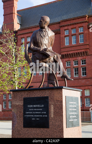 Ivor Novello 'David Ivor Davies' Statue Cardiff Bay Banque D'Images