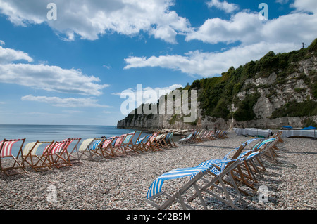 Transats vides dans le volet sur la bière breeze beach dans le Dorset sur la côte sud de l'Angleterre Banque D'Images