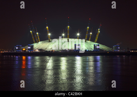 Magnifiquement éclairé Millennium Dome à Greenwich dans la nuit Banque D'Images