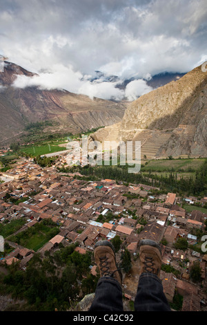 Le Pérou, Ollantaytambo, vue panoramique du village. Contexte : les ruines Incas. Banque D'Images