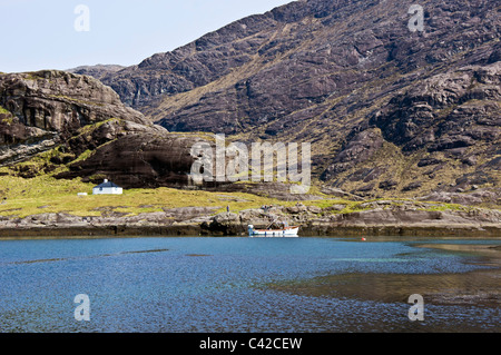 Bateau de croisière est amarré au Misty Isle l'embarcadère dans le Loch Scavaig pour prendre des passagers à Loch Coruisk salon en Skye Banque D'Images