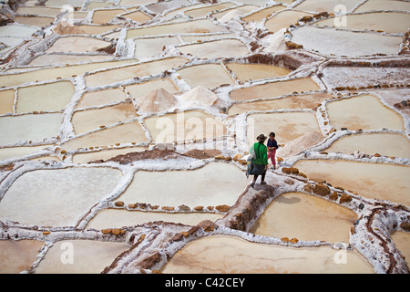 Pérou, Maras, sel mining, Femme et fille dans les marais salants. Banque D'Images