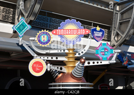 Inscrivez-vous accueille dans Tomorrowland du parc Magic Kingdom de Disney World, à Kissimmee, Floride Banque D'Images