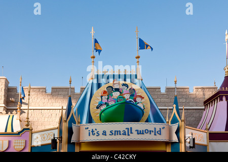 Entrée à l'attraction Small World à Fantasyland au Magic Kingdom de Disney World, Kissimmee, Floride Banque D'Images