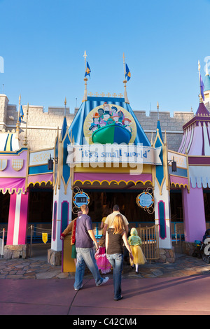 Les familles entrent dans cette attraction Small World à Fantasyland au Magic Kingdom de Disney World, Kissimmee, Floride Banque D'Images