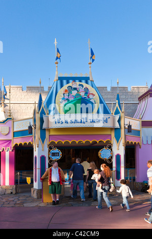 Les familles entrent dans cette attraction Small World à Fantasyland au Magic Kingdom de Disney World, Kissimmee, Floride Banque D'Images