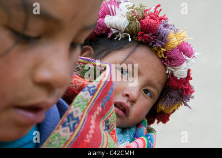 Pérou, Patakancha, village Patacancha, près de Ollantaytambo. Bébé fille indienne et en costume traditionnel. Banque D'Images