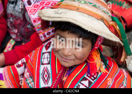 Pérou, Patakancha, village Patacancha, près de Ollantaytambo. Garçon indien en costume traditionnel. Banque D'Images