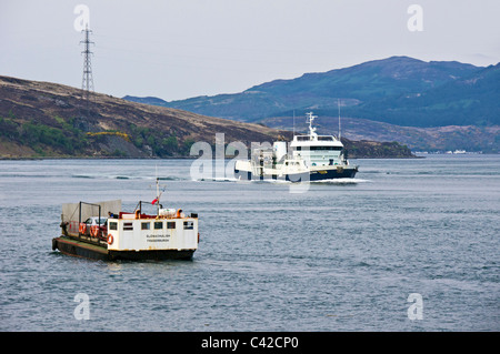 Navire à moteur norvégien Ronja Pioneer passe Skye ferry à Kylerhea dans le Kyle Rhea narrows entre Skye & mainland écossais Banque D'Images