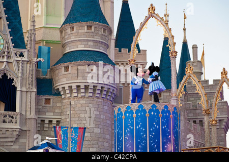 Spectacle au château de Cendrillon Disney propose de nombreux personnages en costume au Magic Kingdom de Disney World, à Kissimmee, Floride Banque D'Images