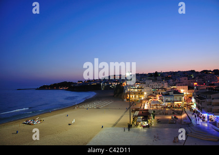 Vue sur la vieille ville au crépuscule, Albufeira, région de l'Algarve, Portugal Banque D'Images