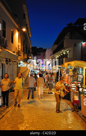 Stands de rue au crépuscule, Candido des Reis, Albufeira, région de l'Algarve, Portugal Banque D'Images