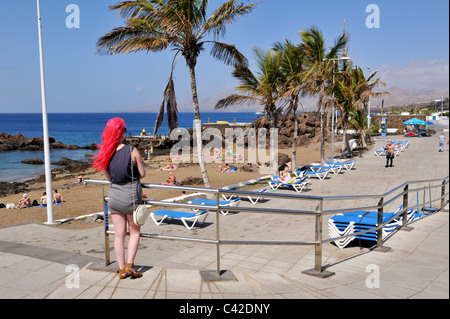 Plage et de la promenade de Playa Chica, La vieille ville de Puerto del Carmen, Lanzarote - Canaries Banque D'Images