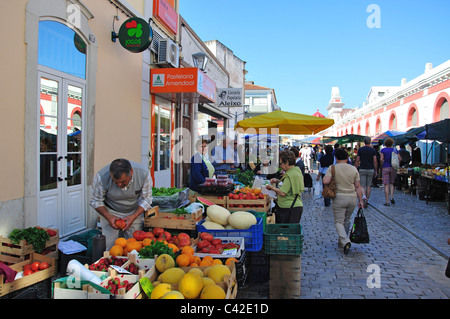 Stands de fruits, marché de Loulé, Praca da Republica, Loulé, région de l'Algarve,Portugal Banque D'Images