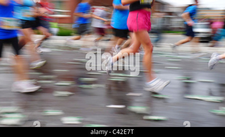Porteur de flou dans un marathon race, au cours de la fin de semaine des courses d'Ottawa. Banque D'Images