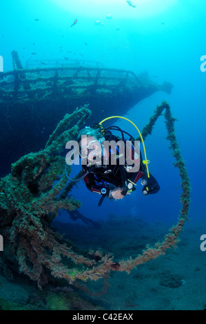 Femme de Plongée sous marine sur l'un des 'nouveaux' épaves au large de Puerto del Carmen, Lanzarote Banque D'Images