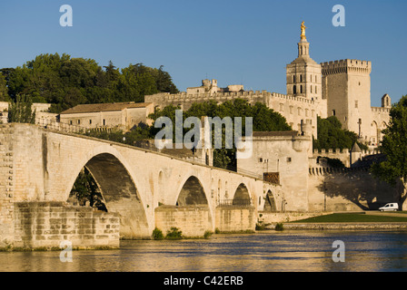 Le Pont Saint-Bénezet, aussi connu sous le pont d'Avignon, est un célèbre pont médiéval dans la ville d'Avignon, dans le sud de la France Banque D'Images