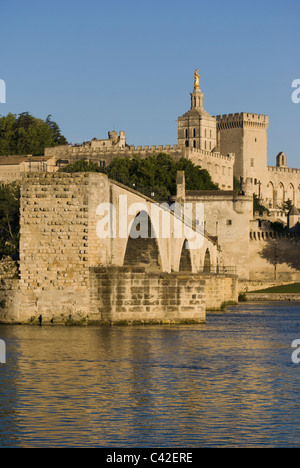 Le Pont Saint-Bénezet, aussi connu sous le pont d'Avignon, est un célèbre pont médiéval dans la ville d'Avignon, dans le sud de la France Banque D'Images