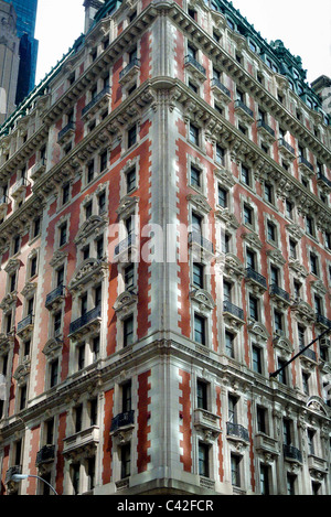 Vieux grand bloc d'appartement à New York Banque D'Images