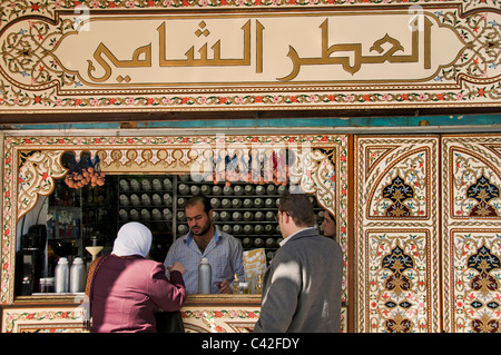 Bâtiment moderne de la ville de Syrie Damas Bazar Parfumerie Parfum odeur odeur sans parfum bouteille bouteille Arôme Saveur Banque D'Images