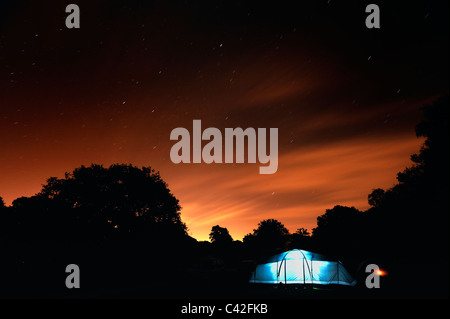 Le camping sous un ciel étoilé Banque D'Images