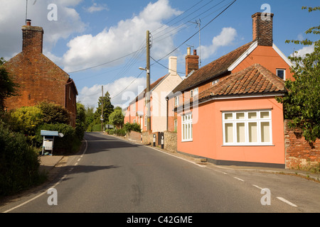 De vieux bâtiments traditionnels de la route au village de Hollesley, Suffolk, Angleterre Banque D'Images