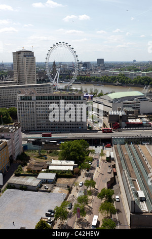 Vue aérienne de Londres à partir de la rive sud, à l'Est vers le London Eye, London, UK. Banque D'Images