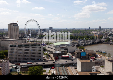 Vue aérienne de Londres à partir de la rive sud, à l'Est vers le London Eye, London, UK. Banque D'Images