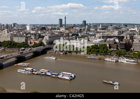 Vue aérienne de Londres à partir de la rive sud, à l'égard de bateaux amarrés sur le Victoria Embankment, London, UK. Banque D'Images