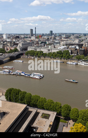 Vue aérienne de Londres à partir de la rive sud, à l'égard de bateaux amarrés sur le Victoria Embankment, London, UK. Banque D'Images
