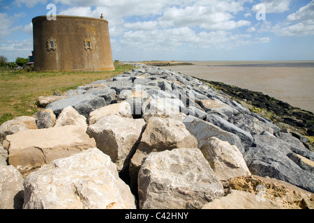 Rochers de défenses côtières protéger la tour martello East Lane, Bawdsey, Suffolk, Angleterre Banque D'Images