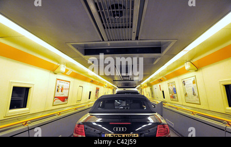 L'intérieur du train Eurotunnel transport avec des voitures Banque D'Images