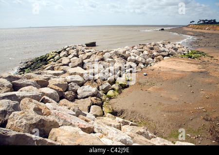 Les obstacles à l'armure Rock control de l'érosion côtière, Bawdsey, Suffolk, Angleterre Banque D'Images