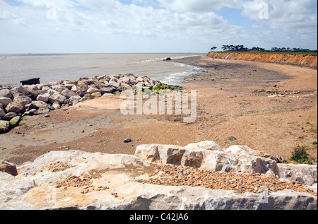 Les obstacles à l'armure Rock control de l'érosion côtière, Bawdsey, Suffolk, Angleterre Banque D'Images