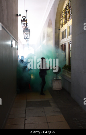 Un groupe de jeunes gens masqués habillés comme des anarchistes et vandaliser l'attaque de l'hôtel Ritz sur Piccadilly, Londres Banque D'Images