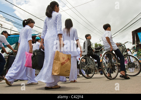 Étudiantes, Ao Dai le départ de l'école Banque D'Images