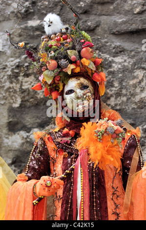 Masque de carnaval vénitien - un portrait de l'un des plus beaux masques photographiés dans la rue ouvert pendant le carnaval vénitien. Banque D'Images