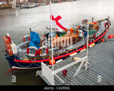 L'ancien Whitby Lifeboat "Mary Ann Hepworth' pour les clients en attente pour le printemps voyage de plaisir à Whitby Harbour Banque D'Images