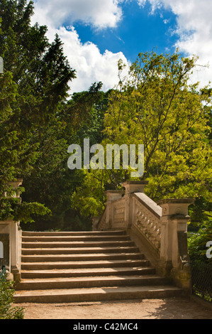 PARIS, FRANCE - 08 MAI 2011 : pont du Parc Monceau en été Banque D'Images