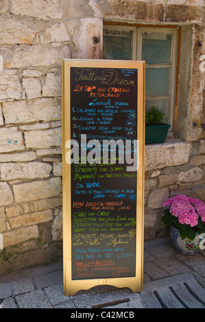 Menu écrit à la main à l'extérieur Restaurant rêve dans la péninsule d'Istrie Rovinj Croatie Europe Banque D'Images