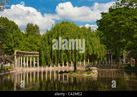 PARIS, FRANCE - 08 MAI 2011 : vue de la Colonnade au Parc Monceau en été Banque D'Images